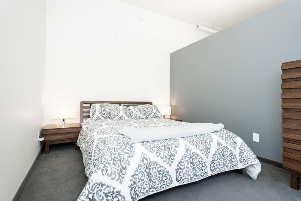 Premium 2bd Loft Dt Heated Parking Rooftop Patio Bbq Gym Coffee Holiday home *